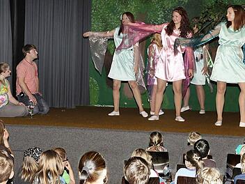 Studierende der Fachakademie für Sozialpädagogik am BBZ zeigen noch bis Freitag für Kindergarten- und Grundschulkinder das Theaterstück "Leyla und Noah". Unser Bild zeigt den "Tanz der Blumenfeen".Foto: Dieter Britz