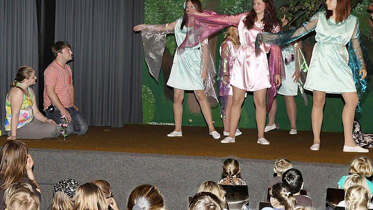 Studierende der Fachakademie für Sozialpädagogik am BBZ zeigen noch bis Freitag für Kindergarten- und Grundschulkinder das Theaterstück "Leyla und Noah". Unser Bild zeigt den "Tanz der Blumenfeen".Foto: Dieter Britz