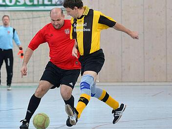 Dem SC Uttenreuth (rote Trikots) mussten sich die Großenseebacher zum Auftakt noch mit 0:1 beugen, danach drehten sie aber auf und verdienten sich den Turniersieg. Fotos: Picturedreams