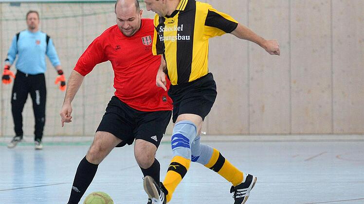 Dem SC Uttenreuth (rote Trikots) mussten sich die Großenseebacher zum Auftakt noch mit 0:1 beugen, danach drehten sie aber auf und verdienten sich den Turniersieg. Fotos: Picturedreams