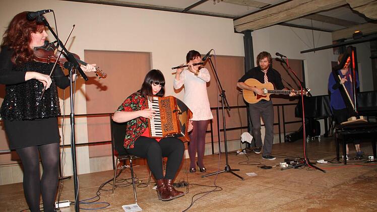 Bei ihren ersten Auftritt im Lichtenfelser Stadtschloss begeisterten die Musiker von "The Outside Track" das heimische Publikum. Foto: Gerda Völk