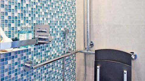 Viele praktische Details tragen zu einer barrierefreien Badeinrichtung bei: Eine ebenerdige Dusche zählt dazu ebenso wie ein umklappbarer Sitz.