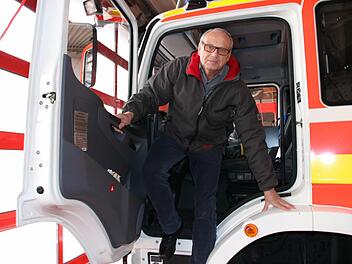 Schluss mit dem aktiven Dienst: Symbolisch steigt Peter Sell noch ein letztes Mal aus einem Einsatz-Fahrzeug der Hammelburger Wehr aus. Sell hat die gesetzliche Altersgrenze erreicht. Foto: Ralf Ruppert