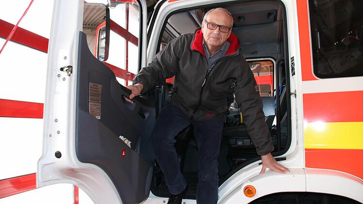 Schluss mit dem aktiven Dienst: Symbolisch steigt Peter Sell noch ein letztes Mal aus einem Einsatz-Fahrzeug der Hammelburger Wehr aus. Sell hat die gesetzliche Altersgrenze erreicht. Foto: Ralf Ruppert