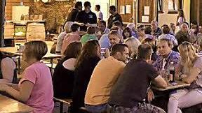 Gut besetzt waren die Reihen auch am späten Abend in Römershofen. Das Konzept für ein hochwertiges Angebot wurde gut angenommen.