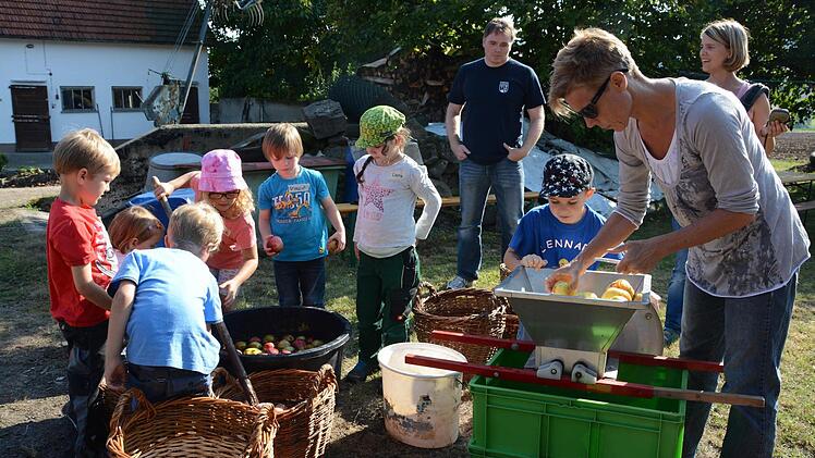 Die Äpfel werden gewaschen und gemahlen.  Foto: Elisabeth Assmann