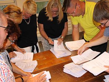Emsiges Auszählen: Das Team der Wahlhelfer im Öko-Zentrum bei der Bürgermeisterwahl am 11. September in Bad Brückenau Foto: Ulrike Müller
