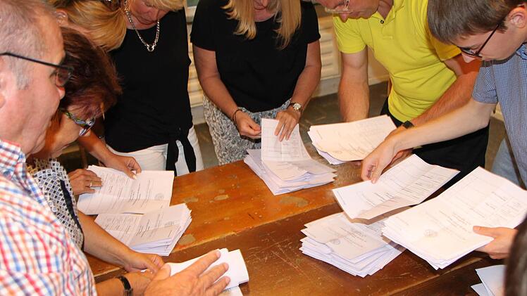 Emsiges Auszählen: Das Team der Wahlhelfer im Öko-Zentrum bei der Bürgermeisterwahl am 11. September in Bad Brückenau Foto: Ulrike Müller