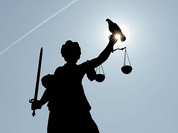 Respekt und Anstand scheint ein 23-Jähriger aus dem Steigerwald im betrunkenen Zustand nicht mehr zu besitzen. Er beleidigte Polizisten gravierend. Jetzt droht ihm eine Bewährungsstrafe und 50 Stunden gemeinnützige Arbeit. Das Urteil ist noch nicht rechtskräftig. Foto: Archiv