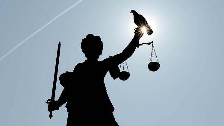 Respekt und Anstand scheint ein 23-Jähriger aus dem Steigerwald im betrunkenen Zustand nicht mehr zu besitzen. Er beleidigte Polizisten gravierend. Jetzt droht ihm eine Bewährungsstrafe und 50 Stunden gemeinnützige Arbeit. Das Urteil ist noch nicht rechtskräftig. Foto: Archiv