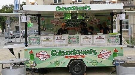 Mit viel Liebe zum Detail baute Christian Heintze zusammen mit seinen mit Freunden und der Familie den ehemaligen Guinness-Wagen zum Gurkenschnaps-Mobil um. Fotos: privat