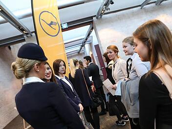 Anstehen für den Traumjob: In Bamberg fand am Wochenende ein Flugbegleiter-Casting der Lufthansa statt. Knapp 400 Bewerber kamen. Fotos: Barbara Herbst