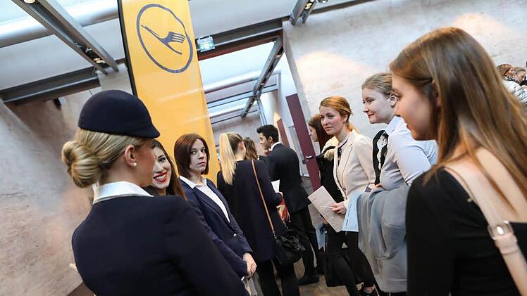 Anstehen für den Traumjob: In Bamberg fand am Wochenende ein Flugbegleiter-Casting der Lufthansa statt. Knapp 400 Bewerber kamen. Fotos: Barbara Herbst