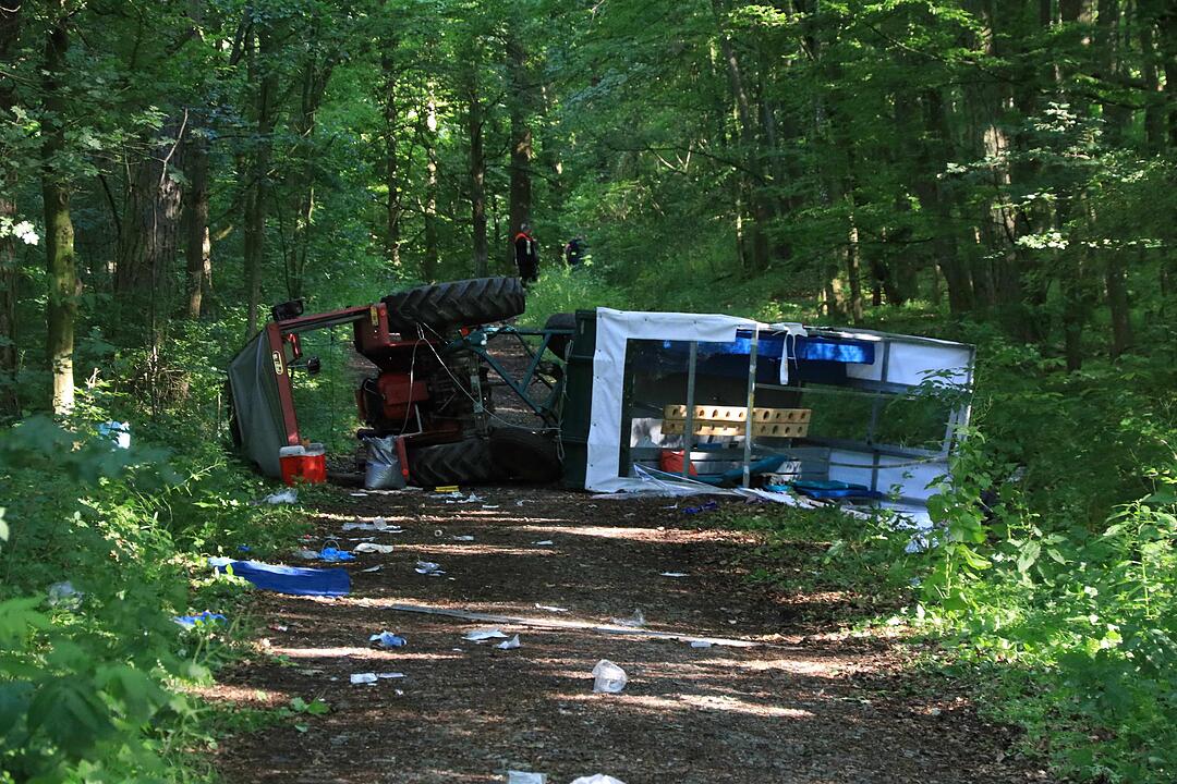 Traktor kippt bei Falkenberg um - 13 Verletzte