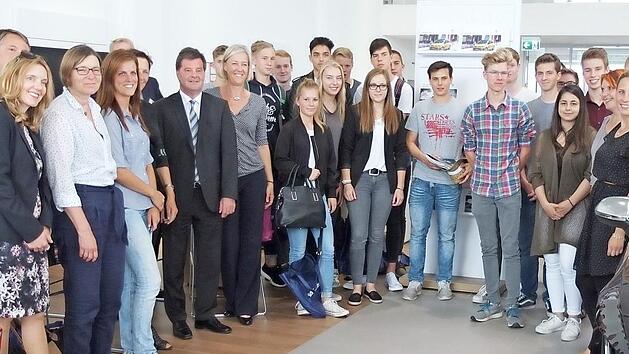 Die Abiturienten in spe im Autohaus Feser-Biemann Foto: privat