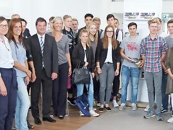 Die Abiturienten in spe im Autohaus Feser-Biemann Foto: privat