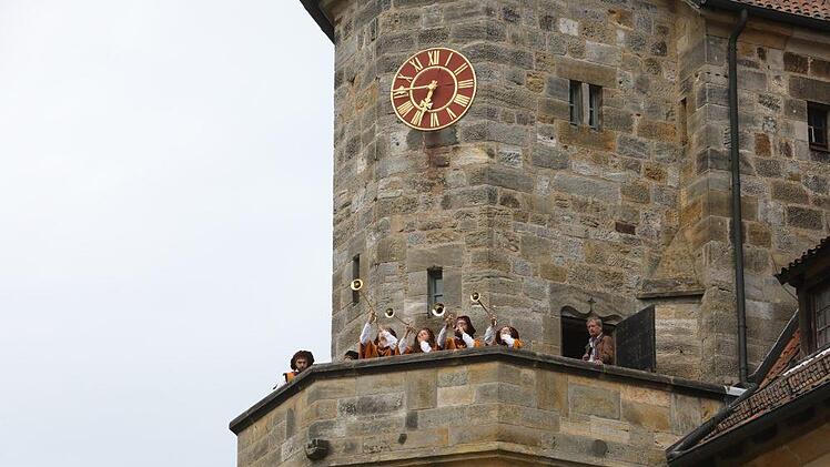 Die Fanfarenbläser auf dem Turm. Foto: Barbara Herbst