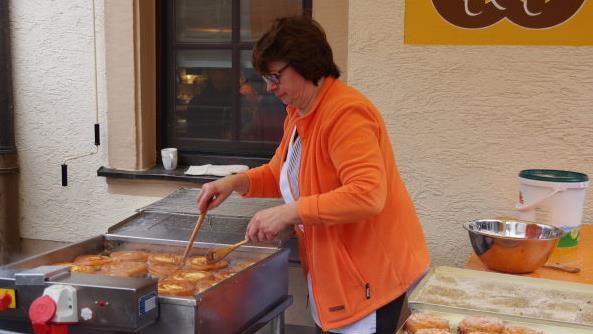 Vor dem Backhaus Müller wurden leckere "Sträubla" gebacken.