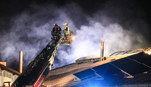 Brand in Elektrofachmarkt fordert Einsatzkräfte