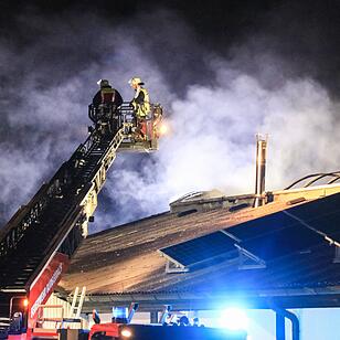 Brand in Elektrofachmarkt fordert Einsatzkräfte