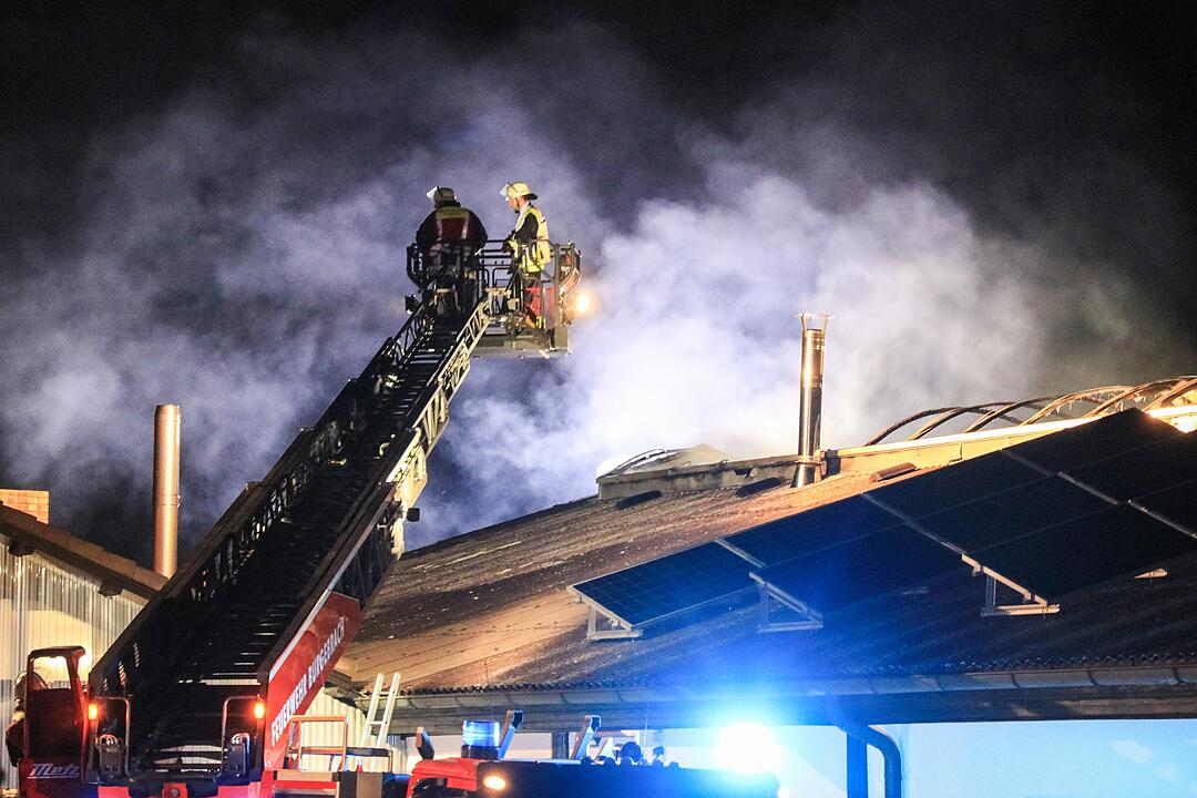 Brand in Elektrofachmarkt fordert Einsatzkräfte