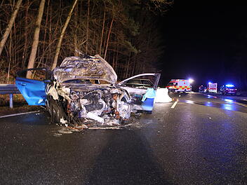 Auto geht nach Kollision in Flammen auf