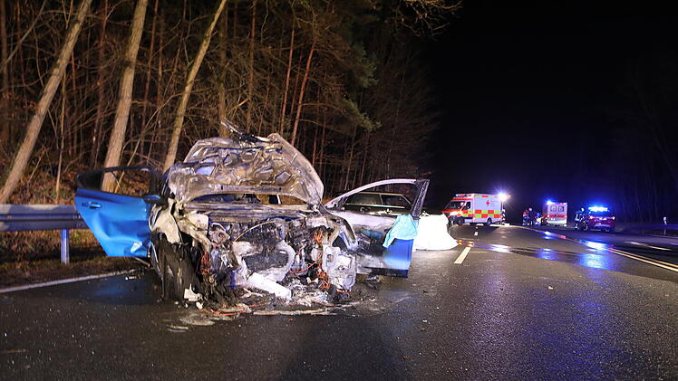 Auto geht nach Kollision in Flammen auf