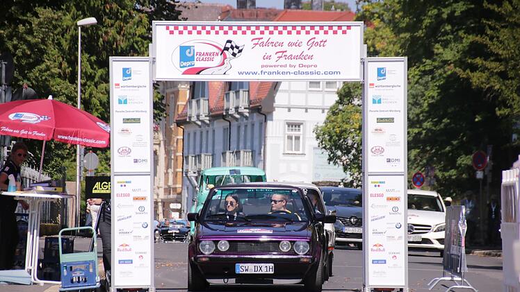 Schöne Oldtimer gab es beim Start der Franken Classic in der Kurhausstraße zu sehen. Foto: Benedikt Borst