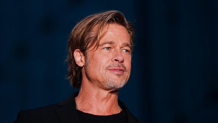 Brad Pitt verkleidete sich fr&uuml;her als &uuml;berdimensionales H&uuml;hnchen, um Werbung f&uuml;r eine Fast-Food-Kette zu machen.