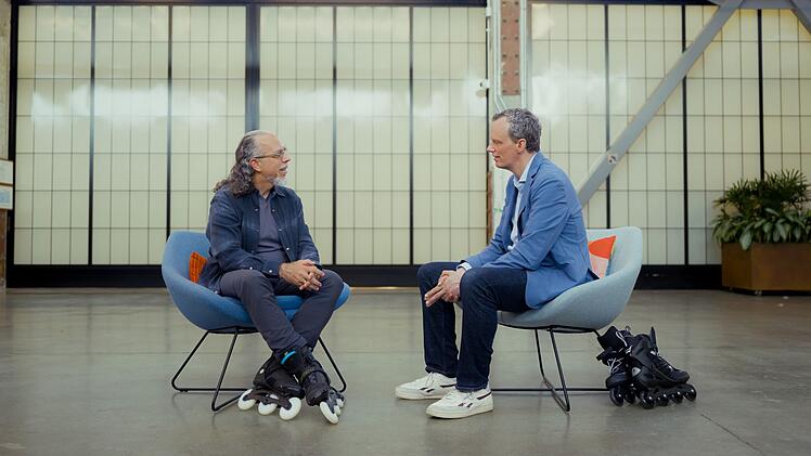Florian Neuhann (rechts) spricht mit Astro Teller, CEO der Moonshot Factory. Das Silicon Valley ist &uuml;berzeugt von einer positiven Zukunft durch KI.