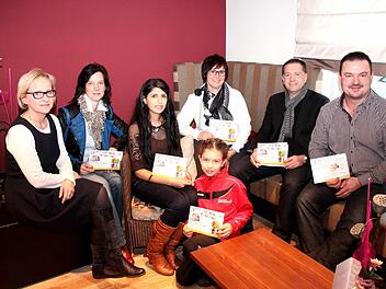 Marion Bierlein, Anne Gunst-Tietze, Hoda Scheidel und Irene Fleischmann wollen gemeinsam mit Karsten Fischkal und Harry Kraus dafür sorgen, dass der Adelsdorfer Kinderfasching auch heuer ein Erfolg wird. Die kleine Maya tanzt beim KC Röttenbach und freut sich schon auf das Fest. Foto: Johanna Blum