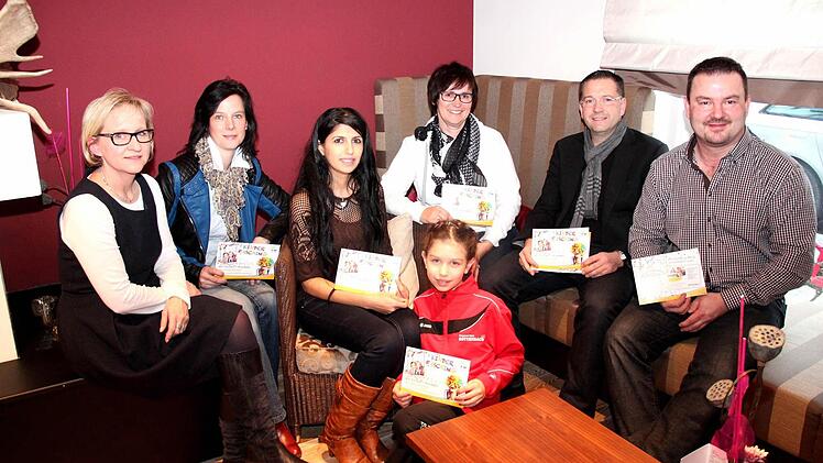 Marion Bierlein, Anne Gunst-Tietze, Hoda Scheidel und Irene Fleischmann wollen gemeinsam mit Karsten Fischkal und Harry Kraus dafür sorgen, dass der Adelsdorfer Kinderfasching auch heuer ein Erfolg wird. Die kleine Maya tanzt beim KC Röttenbach und freut sich schon auf das Fest. Foto: Johanna Blum