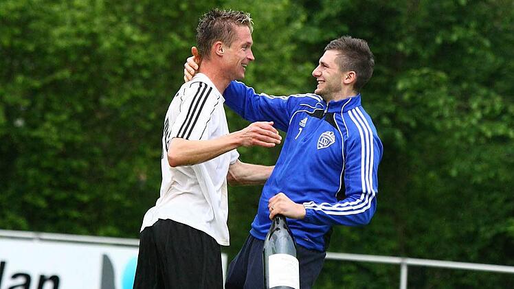 Spielertrainer Markus Taschner (links) mit dem verletzten Andreas Pistor.