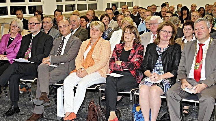 Die "Erste Reihe" beim Ehrungsabend der Stadt Ebern (von links): Bürgermeister Jürgen Hennemann mit Gattin Simone, Landtagsabgeordnete und Bezirksrätin Kathi Petersen, Larissa Schneider, Landrat Wilhelm Schneider, Altbürgermeister Robert Herrmann und seine Gattin, Christiane Herrmann. Foto: Helmut Will