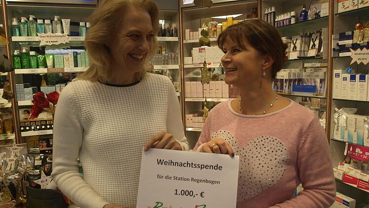 Elke Ludwig (rechts), Inhaberin der Apotheken in Oerlenbach und Poppenhausen, überreichte an Claudia Roßberg (links) von der Elterninitiative leukämie- und tumorkranker Kinder von Würzburg eine Spende in Höhe von 1000 Euro. Foto: Stefan Geiger