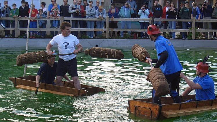 Der Kampf auf der Hül ist ein Höhepunkt des Festwochenendes. Unser Bild zeigt zwei Teams beim Wettkampf 2008. Foto: privat