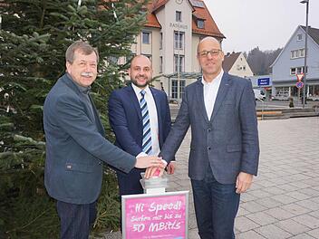 Geschäftsstellenleiter Dieter Feller (von links), Michael Gstädtner, Regionalmanager der Deutschen Telekom und Bürgermeister Gerd Kleinhenz beim symbolischen Freischalten.  Foto: Marion Eckert