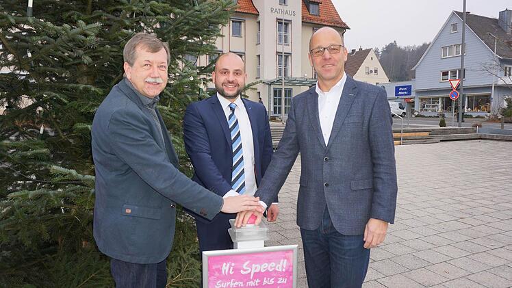 Geschäftsstellenleiter Dieter Feller (von links), Michael Gstädtner, Regionalmanager der Deutschen Telekom und Bürgermeister Gerd Kleinhenz beim symbolischen Freischalten.  Foto: Marion Eckert