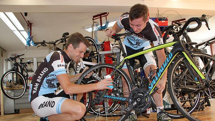 Jens Schuhmann aus Wildflecken (links) und Tobias Heil aus Oberwildflecken fahren beim Radmarathon Rh&ouml;n 300 mit. Foto: Ulrike M&uuml;ller
