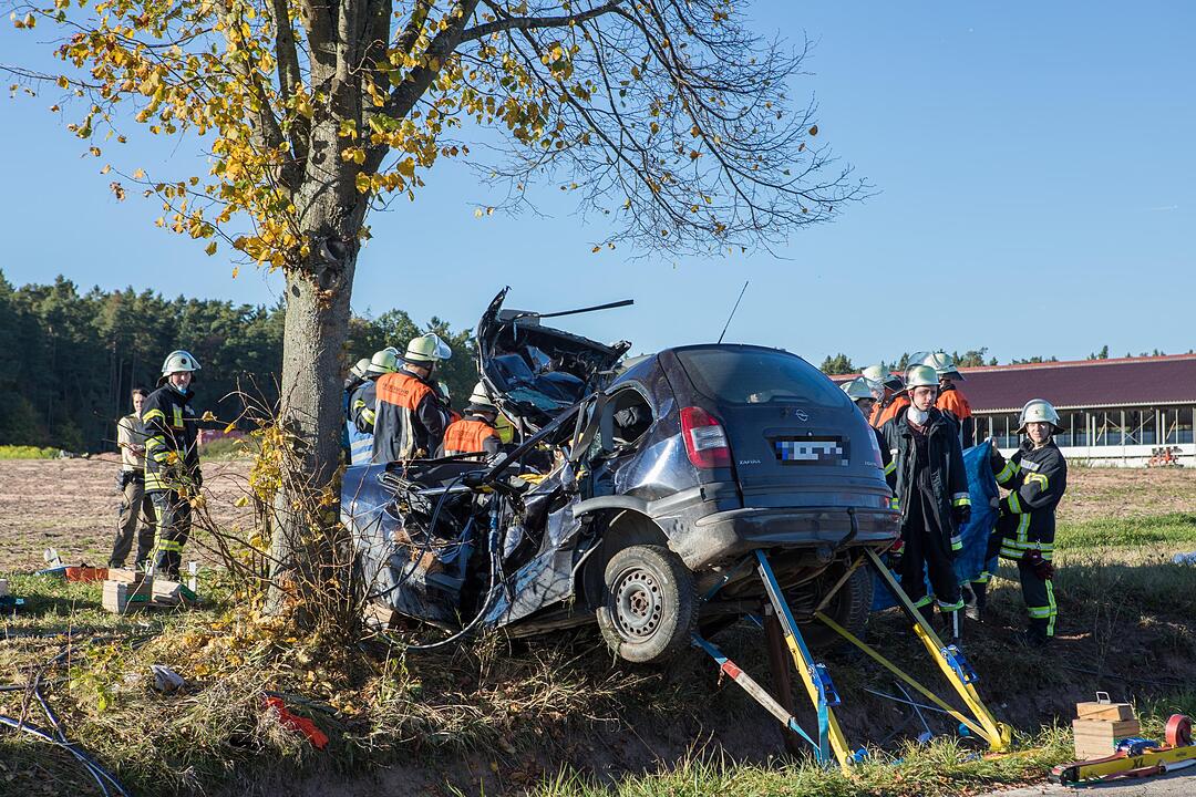 Auto prallt gegen Baum: 18-Jähriger stirbt bei Unfall in Mittelfranken