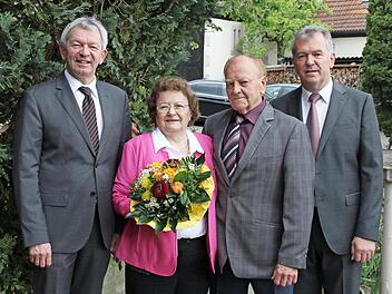 Das Sambacher Jubelpaar mit Landrat Johann Kalb (links) und Bürgermeister Hans Beck Foto: Evi Seeger
