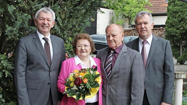 Das Sambacher Jubelpaar mit Landrat Johann Kalb (links) und Bürgermeister Hans Beck Foto: Evi Seeger
