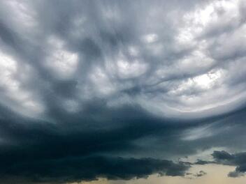 Die Wetteraussichten für  Franken sind am Dienstag und Mittwoch trüb: Uns überquert eine Kaltfront mit Schauern und Gewittern. Ab Donnerstag ist Besserung in Sicht. Symbolfoto: Julian Stähle / dpa