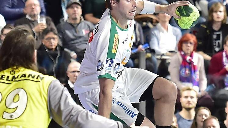 Steigbügelhalter? Christopher Bissel vom HC Erlangen wird von Patrick Wiesmach (SC DHfK Leipzig) als Sprungbrett missbraucht.Sportfoto Zink