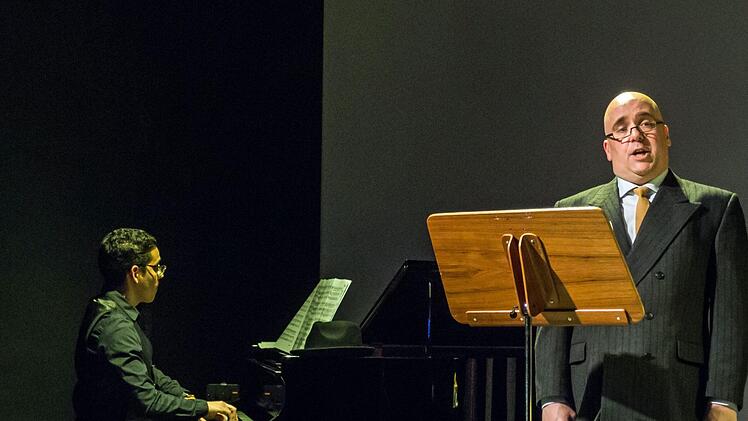 Sascha Mai (rechts) und MArco A. Cruz Otero gestalteten einen bemerkenswerten Liederabend im Coburger Theater in der Reithalle.Foto: Jochen Berger
