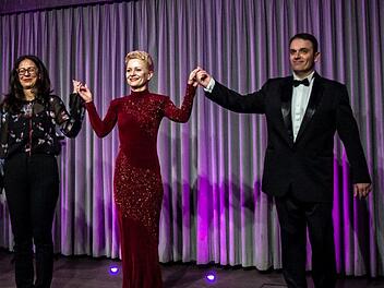 Reichlich Applaus für Antoinetta Bafas, Nina Andreeva und Milen Bozhkov (von links) nach ihrem Opern- und Operettenabend bei "Leise am Markt" in Coburg.Foto: Jochen Berger