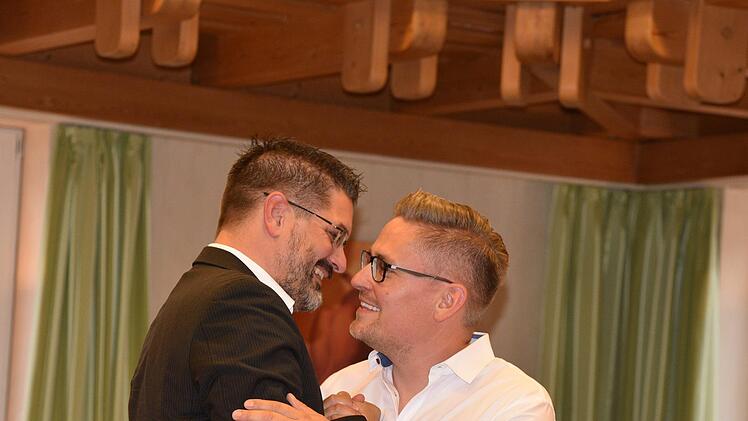 Der Kreisvorsitzende der Freien Wähler, Christian Gunsenheimer (links), gratuliert Andreas Lorenz zur Nominierung als Bürgermeisterkandidat für Großheirath. Foto: Gabi Arnold