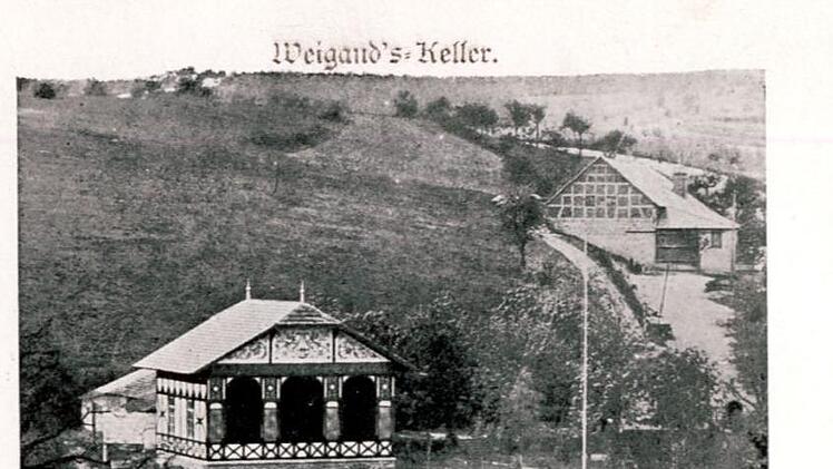 Der Weigandskeller war einst Fasslager und beliebter Biergarten. Heute steht auf dem Grundstück die evangelische Kirche.Repro Stadtarchiv Münnerstadt