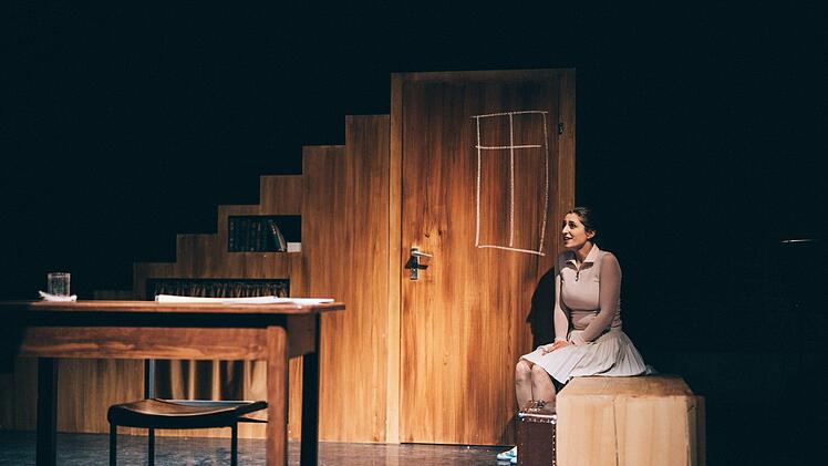 Francesca Paratore gestaltet die Titelrolle der Mono-Oper "Das Tagebuch der Anne Frank" in der Coburger Reithalle.Foto: Sebastian Buff