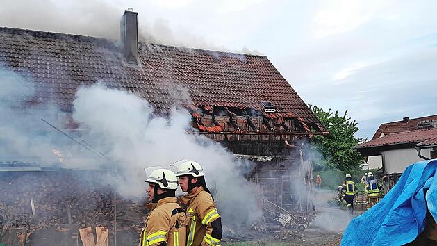 Die Feuerwehren bek&auml;mpfen die Flammen am Geb&auml;ude in Kirchehrenbach schnell.